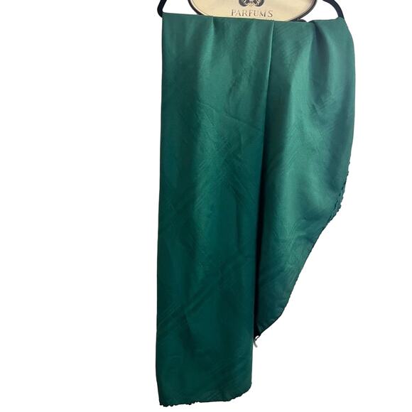 Hunter Green Round Holiday Tablecloth – Fits 6–8 Seat Table (70” Round) - Picture 15 of 16